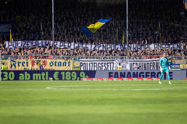 Der Gaesteblock mit Fans von Eintracht Braunschweig zeigen einen Banner mit der Innschrift - Polizeiwillkuer per Gesetz? NPOG den Kampf ansagen! GER, VfL Osnabrueck vs. Eintracht Braunschweig, Fussball, 2. Bundesliga, 4. Spieltag, Spielzeit 2026 2027, 06.09.2026 DFL Regulations prohibit any use of photographers as image sequences and or quasi-video. GER, VfL Osnabrueck vs. Eintracht Braunschweig, Fussball, 2. Bundesliga, 4. Spieltag, Spielzeit 2026 2027, 06.09.2026 Osnabrueck *** The visitors section, filled with Eintracht Braunschweig fans, displays a banner reading Declare war on police arbitrariness through the NPOG law (GER), VfL Osnabrück vs. Eintracht Braunschweig, Soccer, 2. Bundesliga, Matchday 4, 2026–2027 Season, September 6, 2026 DFL regulations prohibit any use of photographs as image sequences and or quasi-video GER, VfL Osnabrück vs. Eintracht Braunschweig, soccer, 2. Bundesliga, Matchday 4, 2026–2027 season, September 6, 2026, Osnabrück Copyright: xEibner-Pressefoto JanxRollingerx EP_JSK