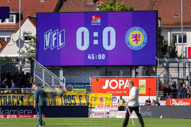 Der Halbzeitstand von 0:0 wird auf einer Anzeigetafel angezeigt GER, VfL Osnabrueck vs. Eintracht Braunschweig, Fussball, 2. Bundesliga, 4. Spieltag, Spielzeit 2026 2027, 06.09.2026 DFL Regulations prohibit any use of photographers as image sequences and or quasi-video. GER, VfL Osnabrueck vs. Eintracht Braunschweig, Fussball, 2. Bundesliga, 4. Spieltag, Spielzeit 2026 2027, 06.09.2026 Osnabrueck *** The halftime score of 0–0 is displayed on the scoreboard: GER, VfL Osnabrück vs. Eintracht Braunschweig, soccer, 2. Bundesliga, Matchday 4, 2026–2027 season, September 6, 2026. DFL regulations prohibit the use of photographs as image sequences and or quasi-video. GER, VfL Osnabrück vs. Eintracht Braunschweig, soccer, 2. Bundesliga, Matchday 4, 2026–2027 season, September 6, 2026, Osnabrück Copyright: xEibner-Pressefoto JanxRollingerx EP_JSK