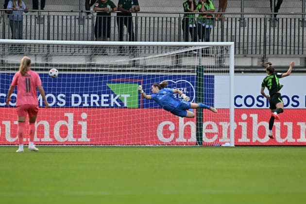 Fußball I Frauen I Saison 2026-2027 I Bundesliga I 3. Spieltag I VfL Wolfsburg - SV Werder Bremen I 06.09.2026 Stina Johannes (1, VfL Wolfsburg) fliegt und liegt quer in der Luft, doch der Bremer Ball schlägt zum frühen Tor ein Wolfsburg AOK Stadion Niedersachsen Deutschland *** Soccer I Women s I 2026–2027 Season I Bundesliga I Matchday 3 I VfL Wolfsburg vs. SV Werder Bremen I September 6, 2026 Stina Johannes 1, VfL Wolfsburg soars and is airborne, but Bremen’s shot finds the net for an early goal at Wolfsburg’s AOK Stadium in Lower Saxony, Germany Copyright: xLobeca InesxHähnelx