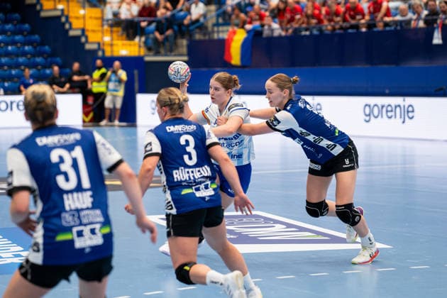 HSG Blomberg-Lippe (GER) vs. Gloria Bistrita (ROM), Handball, EHF Champions League Women, Gruppenphase, 6.9.2026, Saision 2026 2027, Lemgo Nina Engel (Gloria Bistrita, 06) im Zweikampf mit Nieke Kuehne (HSG Blomberg-Lippe, 09) Lemgo Phoenix Contact Arena Deutschland