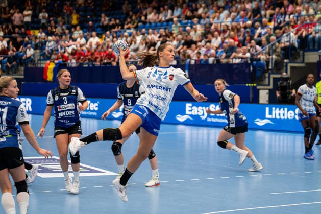 HSG Blomberg-Lippe (GER) vs. Gloria Bistrita (ROM), Handball, EHF Champions League Women, Gruppenphase, 6.9.2026, Saision 2026 2027, Lemgo Larissa Nuesser (Gloria Bistrita, 09) im Torwurf Lemgo Phoenix Contact Arena Deutschland