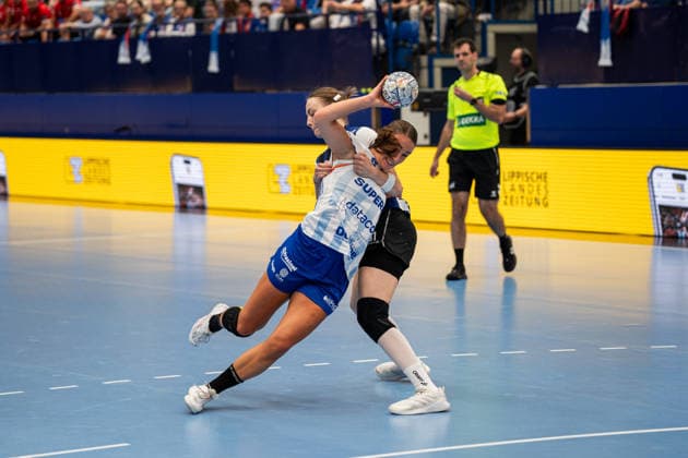 HSG Blomberg-Lippe (GER) vs. Gloria Bistrita (ROM), Handball, EHF Champions League Women, Gruppenphase, 6.9.2026, Saision 2026 2027, Lemgo Karolina Jurenczyk (HSG Blomberg-Lippe, 81) verteidigt gegen Larissa Nuesser (Gloria Bistrita, 09) Lemgo Phoenix Contact Arena Deutschland