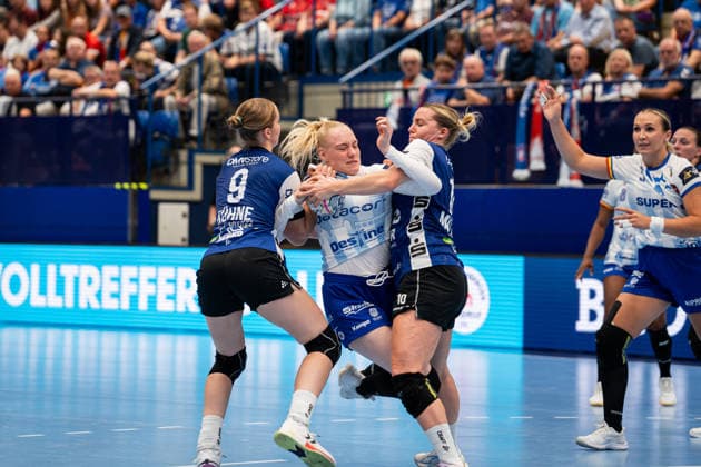 HSG Blomberg-Lippe (GER) vs. Gloria Bistrita (ROM), Handball, EHF Champions League Women, Gruppenphase, 6.9.2026, Saision 2026 2027, Lemgo Nieke Kuehne (HSG Blomberg-Lippe, 09) und Maxi Muehlner (HSG Blomberg-Lippe, 10) verteidigen gegen Johanna Reichert (Gloria Bistrita, 29) Lemgo Phoenix Contact Arena Deutschland