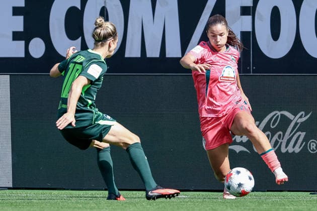 v.li.: Svenja Huth (VfL Wolfsburg, 10) und Luna Vanzeir (SV Werder Bremen, 13) im Zweikampf, Duell, Dynamik, Aktion, Action, Spielszene, DIE DFB-RICHTLINIEN UNTERSAGEN JEGLICHE NUTZUNG VON FOTOS ALS SEQUENZBILDER UND ODER VIDEOÄHNLICHE FOTOSTRECKEN. DFB REGULATIONS PROHIBIT ANY USE OF PHOTOGRAPHS AS IMAGE SEQUENCES AND OR QUASI-VIDEO., 06.09.2026, Wolfsburg (Deutschland), Fussball, Google Pixel Frauen-Bundesliga, VfL Wolfsburg - SV Werder Bremen *** From left: Svenja Huth (VfL Wolfsburg), 10, and Luna Vanzeir (SV Werder Bremen), 13, in a one-on-one battle, duel, dynamic moment, action, game scene, DFB REGULATIONS PROHIBIT ANY USE OF PHOTOGRAPHS AS SEQUENCE IMAGES AND OR VIDEO-LIKE PHOTO SERIES DFB REGULATIONS PROHIBIT ANY USE OF PHOTOGRAPHS AS IMAGE SEQU, 06 09 2026, Wolfsburg, Germany, Soccer, Google Pixel Women’s Bundesliga, VfL Wolfsburg vs. SV Werder Bremen xobx