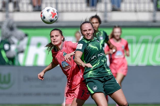v.li.: Lilli Purtscheller (SV Werder Bremen, 7) und Lou Bogaert (VfL Wolfsburg, 23) im Zweikampf, Duell, Dynamik, Aktion, Action, Spielszene, DIE DFB-RICHTLINIEN UNTERSAGEN JEGLICHE NUTZUNG VON FOTOS ALS SEQUENZBILDER UND ODER VIDEOÄHNLICHE FOTOSTRECKEN. DFB REGULATIONS PROHIBIT ANY USE OF PHOTOGRAPHS AS IMAGE SEQUENCES AND OR QUASI-VIDEO., 06.09.2026, Wolfsburg (Deutschland), Fussball, Google Pixel Frauen-Bundesliga, VfL Wolfsburg - SV Werder Bremen *** From left: Lilli Purtscheller (SV Werder Bremen), 7, and Lou Bogaert (VfL Wolfsburg), 23, in a one-on-one battle, duel, dynamic moment, action, game scene, DFB REGULATIONS PROHIBIT ANY USE OF PHOTOGRAPHS AS SEQUENCE IMAGES AND OR VIDEO-LIKE PHOTO SERIES DFB REGULATIONS PROHIBIT ANY USE OF PHOTOGRAPHS AS IMAGE SEQUENCES AND OR QUASI-VIDEO, June 9, 2026, Wolfsburg, Germany, soccer, Google Pixel Women’s Bundesliga, VfL Wolfsburg vs. SV Werder Bremen xobx