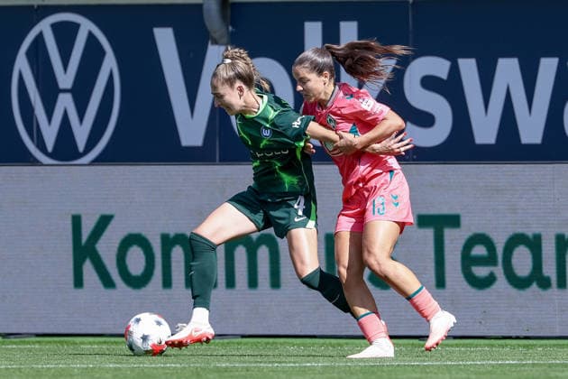 v.li.: Sophia Kleinherne (VfL Wolfsburg, 4) und Luna Vanzeir (SV Werder Bremen, 13) im Zweikampf, Duell, Dynamik, Aktion, Action, Spielszene, DIE DFB-RICHTLINIEN UNTERSAGEN JEGLICHE NUTZUNG VON FOTOS ALS SEQUENZBILDER UND ODER VIDEOÄHNLICHE FOTOSTRECKEN. DFB REGULATIONS PROHIBIT ANY USE OF PHOTOGRAPHS AS IMAGE SEQUENCES AND OR QUASI-VIDEO., 06.09.2026, Wolfsburg (Deutschland), Fussball, Google Pixel Frauen-Bundesliga, VfL Wolfsburg - SV Werder Bremen *** From left: Sophia Kleinherne (VfL Wolfsburg), 4, and Luna Vanzeir (SV Werder Bremen), 13, in a one-on-one battle, duel, dynamic moment, action, game scene, DFB REGULATIONS PROHIBIT ANY USE OF PHOTOGRAPHS AS SEQUENCE IMAGES AND OR VIDEO-LIKE PHOTO SERIES DFB REGULATIONS PROHIBIT ANY USE OF PHOTOGRAPHS AS IMAGE SEQU, 06 09 2026, Wolfsburg, Germany, Soccer, Google Pixel Women’s Bundesliga, VfL Wolfsburg vs. SV Werder Bremen xobx