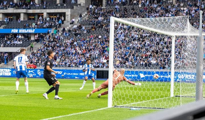 Fußball, Herren, Saison 2026 2027, 2. Bundesliga (4. Spieltag), Hertha BSC - 1. FC Magdeburg, Oluwaseun Adewumi (M., Hertha BSC) erzielt das Tor zum 2:1 gegen Torwart Dominik Reimann (1. FC Magdeburg), 06.09.2026, *** Soccer, Men s, 2026–2027 Season, 2. Bundesliga, Matchday 4, Hertha BSC vs. 1. FC Magdeburg, Oluwaseun Adewumi M, Hertha BSC scores the goal to make it 2–1 against goalkeeper Dominik Reimann of 1. FC Magdeburg, September 6, 2026, Copyright: xMatthiasxKochx