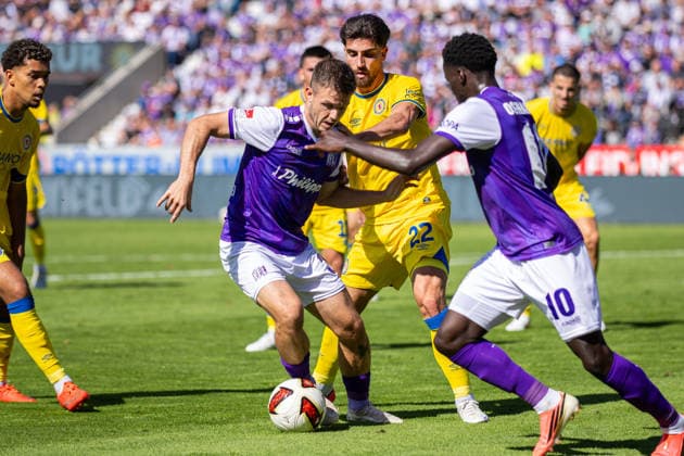 (L-R) Patrick Kammerbauer (VfL Osnabrueck, 31), Fabio Di Michele Sanchez (Eintracht Braunschweig, 22), Ismail Badjie (VfL Osnabrueck, 10) GER, VfL Osnabrueck vs. Eintracht Braunschweig, Fussball, 2. Bundesliga, 4. Spieltag, Spielzeit 2026 2027, 06.09.2026 DFL Regulations prohibit any use of photographers as image sequences and or quasi-video. GER, VfL Osnabrueck vs. Eintracht Braunschweig, Fussball, 2. Bundesliga, 4. Spieltag, Spielzeit 2026 2027, 06.09.2026 Osnabrueck *** L R Patrick Kammerbauer, VfL Osnabrück, 31; Fabio Di Michele Sanchez, Eintracht Braunschweig, 22; Ismail Badjie, VfL Osnabrück, 10 GER; VfL Osnabrück vs. Eintracht Braunschweig, Soccer, 2. Bundesliga, Matchday 4, 2026–2027 Season, September 6, 2026 DFL regulations prohibit any use of photographs as image sequences and or quasi-video GER, VfL Osnabrück vs. Eintracht Braunschweig, Soccer, 2. Bundesliga, Matchday 4, 2026–2027 season, September 6, 2026, Osnabrück Copyright: xEibner-Pressefoto JanxRollingerx EP_JSK