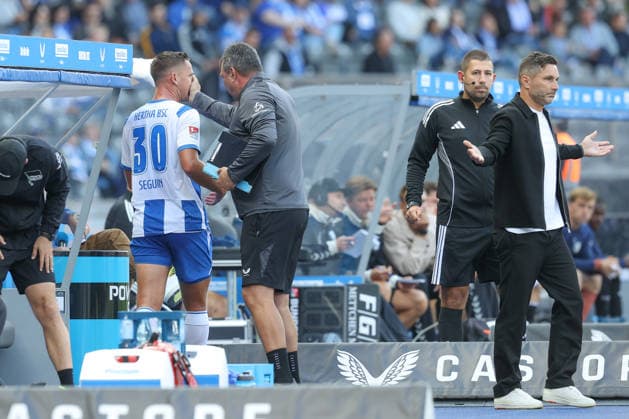 06.09.2026, xtgx, Fussball 2. Bundesliga, Hertha BSC Berlin - 1. FC Magdeburg, v.l. Torwarttrainer Andreas Menger hält Paul Seguin (Hertha, 30) den Mund zu, Reklamiert, beschwert sich, schimpft, Gelb-rote Karte, Platzverweis, sent off (DFL DFB REGULATIONS PROHIBIT ANY USE OF PHOTOGRAPHS as IMAGE SEQUENCES and or QUASI-VIDEO) Berlin *** September 6, 2026, xtgx, Soccer, 2. Bundesliga, Hertha BSC Berlin 1 FC Magdeburg, from left: Goalkeeper coach Andreas Menger covers the mouth of Hertha’s Paul Seguin, 30; Seguin protests, complains, and yells, Yellow-red card, sent off DFL DFB REGULATIONS PROHIBIT ANY USE OF PHOTOGRAPHS as IMAGE SEQUENCES and or QUASI-VIDEO Berlin