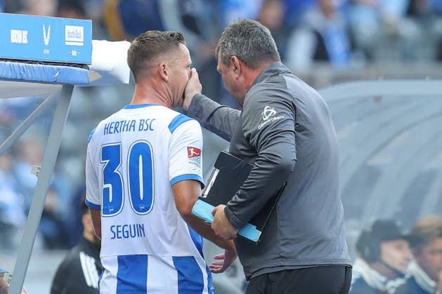 Sport Bilder des Tages 06.09.2026, xtgx, Fussball 2. Bundesliga, Hertha BSC Berlin - 1. FC Magdeburg, v.l. Torwarttrainer Andreas Menger hält Paul Seguin (Hertha, 30) den Mund zu, Reklamiert, beschwert sich, schimpft, Gelb-rote Karte, Platzverweis, sent off (DFL DFB REGULATIONS PROHIBIT ANY USE OF PHOTOGRAPHS as IMAGE SEQUENCES and or QUASI-VIDEO) Berlin *** September 6, 2026, xtgx, Soccer, 2. Bundesliga, Hertha BSC Berlin 1 FC Magdeburg, from left: Goalkeeper coach Andreas Menger covers the mouth of Hertha’s Paul Seguin, 30; Seguin protests, complains, and yells, Yellow-red card, sent off DFL DFB REGULATIONS PROHIBIT ANY USE OF PHOTOGRAPHS as IMAGE SEQUENCES and or QUASI-VIDEO Berlin