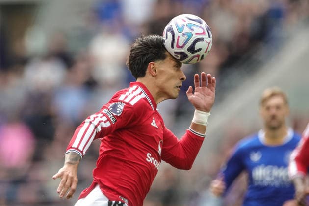 Premier League: Everton v Manchester United, ManU Lisandro Martinez of Manchester United heads the ball during the Premier League match Everton vs Manchester United at Hill Dickinson Stadium, Liverpool, United Kingdom on 06 September 2026 (Photo by Mark Cosgrove News Images) Liverpool Hill Dickinson Stadium Merseyside United Kingdom Copyright: xMarkxCosgrove NewsxImagesx