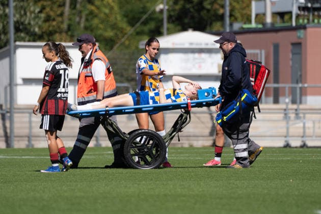 06.09.2026, xhfmx, Fussball 2.Frauen Bundesliga, Eintracht Frankfurt II - Carl-Zeiss Jena Mia Knapp (FC Carl-Zeiss Jena, 4) wrid verletzt vom Platz gefahren Frankfurt am Main *** September 6, 2026, xhfmx, Women s Bundesliga 2, Eintracht Frankfurt II vs. Carl Zeiss Jena, Mia Knapp, FC Carl Zeiss Jena, 4 players were injured and carried off the field, Frankfurt am Main