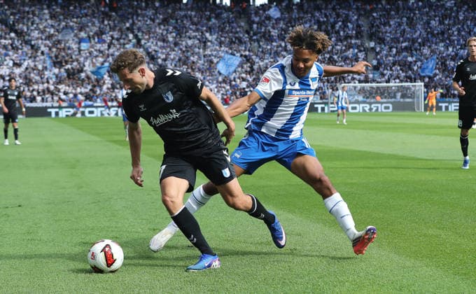 Alexander Nollenberger am Ball, Oluwaseun Adewumi Zweikampf Spielszene Aktion Fußball Fussball DFL 2. Bundesliga Herren 4. Spieltag Saison 2026 2027 06.09.2026 Hertha BSC Berlin vs. 1.FC Magdeburg FCM DFL regulations prohibit any use of photographs as image sequences and or quasi-video *** Alexander Nollenberger with the ball, Oluwaseun Adewumi, tackle, game scene, action, sports, soccer, DFL 2 Bundesliga, men’s, Matchday 4, 2026–2027 season, June 9, 2026, Hertha BSC Berlin vs. 1. FC Magdeburg (FCM). DFL regulations prohibit any use of photographs as image sequences and or quasi-video