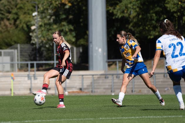06.09.2026, xhfmx, Fussball 2.Frauen Bundesliga, Eintracht Frankfurt II - Carl-Zeiss Jena v.l. Mia Büchele (Eintracht Frankfurt, 10) spielt einen Pass Frankfurt am Main *** September 6, 2026, xhfmx, Women s Bundesliga 2, Eintracht Frankfurt II vs. Carl Zeiss Jena, Mia Büchele (Eintracht Frankfurt) makes a pass in Frankfurt am Main