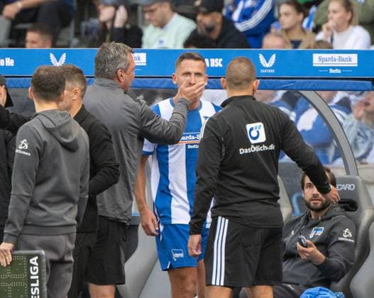 Fußball, Herren, Saison 2026 2027, 2. Bundesliga (4. Spieltag), Hertha BSC - 1. FC Magdeburg, Schiedsrichter Florian Exner (nicht im Bild) zeigte Paul Seguin (Hertha BSC) die Gelb-Rote Karte, Seguin geht vom Feld, ihm wiird von Torwart-Trainer Andreas Menger (Hertha BSC) der Mund gegenüber dem 4. Offiziellen Niclas Rose zugehalten, 06.09.2026, *** Soccer, Men s, 2026–2027 Season, 2. Bundesliga, Matchday 4, Hertha BSC 1 FC Magdeburg; referee Florian Exner is not in the frame as Paul Seguin of Hertha BSC is shown a yellow-red card; Seguin leaves the field, and Hertha BSC goalkeeper coach Andreas Menger covers his mouth as he faces fourth official Niclas Rose, September 6, 2026, Copyright: xMatthiasxKochx