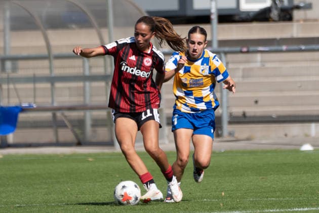 06.09.2026, xhfmx, Fussball 2.Frauen Bundesliga, Eintracht Frankfurt II - Carl-Zeiss Jena v.l. Amira Dahl (Eintracht Frankfurt, 11) mit Elira Terakaj (FC Carl-Zeiss Jena, 7) im Zweikampf Frankfurt am Main *** September 6, 2026, xhfmx, Women s Bundesliga 2, Eintracht Frankfurt II vs. Carl Zeiss Jena, Amira Dahl (Eintracht Frankfurt), 11, and Elira Terakaj (FC Carl Zeiss Jena), 7, in a tackle, Frankfurt am Main