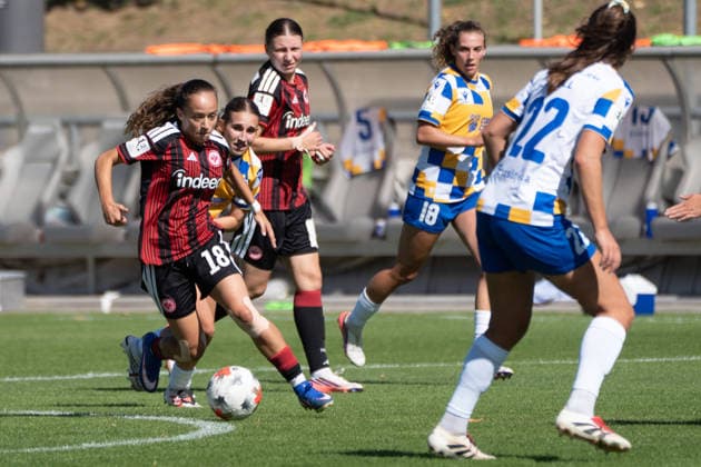 06.09.2026, xhfmx, Fussball 2.Frauen Bundesliga, Eintracht Frankfurt II - Carl-Zeiss Jena v.l. Ela Demirbas (Eintracht Frankfurt, 18) dribbelt Frankfurt am Main *** September 6, 2026, xhfmx, Women s Bundesliga 2, Eintracht Frankfurt II vs. Carl Zeiss Jena, Ela Demirbas (Eintracht Frankfurt), 18 dribbles, Frankfurt am Main