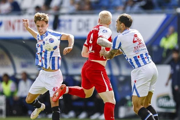 HEERENVEEN - (lr) Oliver Braude of SC Heerenveen, Mexx Meerdink of AZ Alkmaar and Sam Kersten of SC Heerenveen during the Dutch Eredivisie match between SC Heerenveen and AZ Alkmaar at the Abe Lenstra Stadium on September 6, 2026 in Heerenveen, the Netherlands. VINCENT JANNINK ANP 2026 27 2026 27 xVIxANPxSportx xxANPxIVx 567367638 originalFilename: 567367638.jpg