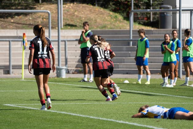 06.09.2026, xhfmx, Fussball 2.Frauen Bundesliga, Eintracht Frankfurt II - Carl-Zeiss Jena Die Eintracht Frauen bejubeln das 1:0 gegen Jena durch Ela Demirbas (Eintracht Frankfurt, 18) Mia Büchele (Eintracht Frankfurt, 10), Amira Dahl (Eintracht Frankfurt, 11) Frankfurt am Main *** September 6, 2026, xhfmx, Women s Bundesliga 2, Eintracht Frankfurt II vs. Carl Zeiss Jena The Eintracht women celebrate the 1–0 victory over Jena thanks to a goal by Ela Demirbas Eintracht Frankfurt, 18 Mia Büchele Eintracht Frankfurt, 10, Amira Dahl Eintracht Frankfurt, 11 Frankfurt am Main