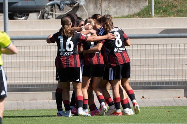 06.09.2026, xhfmx, Fussball 2.Frauen Bundesliga, Eintracht Frankfurt II - Carl-Zeiss Jena v.l. Die Eintracht Frauen bejubeln das 1:0 gegen Jena durch Ela Demirbas (Eintracht Frankfurt, 18) , Sophie Rapf (Eintracht Frankfurt, 16), Carlotta Schwoerer (Eintracht Frankfurt, 8) Frankfurt am Main *** September 6, 2026, xhfmx, Women s Bundesliga 2, Eintracht Frankfurt II vs. Carl Zeiss Jena. The Eintracht women celebrate their 1–0 win over Jena thanks to a goal by Ela Demirbas. Eintracht Frankfurt, 18, Sophie Rapf; Eintracht Frankfurt, 16, Carlotta Schwoerer; Eintracht Frankfurt, 8. Frankfurt am Main