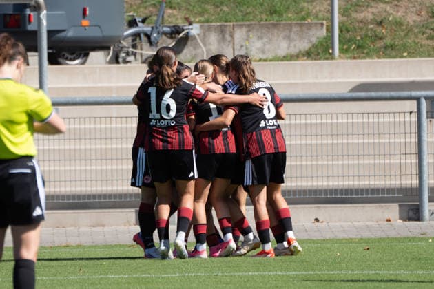 06.09.2026, xhfmx, Fussball 2.Frauen Bundesliga, Eintracht Frankfurt II - Carl-Zeiss Jena Die Eintracht Frauen bejubeln das 1:0 gegen Jena durch Ela Demirbas (Eintracht Frankfurt, 18) , Sophie Rapf (Eintracht Frankfurt, 16), Carlotta Schwoerer (Eintracht Frankfurt, 8) Frankfurt am Main *** September 6, 2026, xhfmx, Women s Bundesliga 2, Eintracht Frankfurt II vs. Carl Zeiss Jena The Eintracht women celebrate the 1–0 win over Jena thanks to a goal by Ela Demirbas Eintracht Frankfurt, 18, Sophie Rapf Eintracht Frankfurt, 16, Carlotta Schwoerer Eintracht Frankfurt, 8 Frankfurt am Main