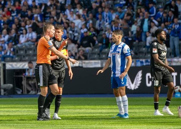 Fußball, Herren, Saison 2026 2027, 2. Bundesliga (4. Spieltag), Hertha BSC - 1. FC Magdeburg, v. l. Schiedsrichter Florian Exner zeigte Tobias Müller (1. FC Magdeburg) die Gelb-Rote Karte, Josip Brekalo (Hertha BSC), 06.09.2026, *** Soccer, Men s, 2026–2027 Season, 2. Bundesliga, Matchday 4, Hertha BSC vs. 1. FC Magdeburg; from left: Referee Florian Exner showed Tobias Müller of 1. FC Magdeburg a yellow-red card; Josip Brekalo of Hertha BSC; September 6, 2026, Copyright: xMatthiasxKochx
