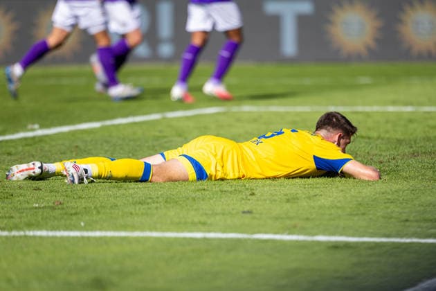 Florian Flick (Eintracht Braunschweig, 06) zeigt sich enttaeuscht nach dem Gegentor zum 3:0 durch Robin Meissner (VfL Osnabrueck, 11) GER, VfL Osnabrueck vs. Eintracht Braunschweig, Fussball, 2. Bundesliga, 4. Spieltag, Spielzeit 2026 2027, 06.09.2026 DFL Regulations prohibit any use of photographers as image sequences and or quasi-video. GER, VfL Osnabrueck vs. Eintracht Braunschweig, Fussball, 2. Bundesliga, 4. Spieltag, Spielzeit 2026 2027, 06.09.2026 Osnabrueck *** Florian Flick of Eintracht Braunschweig, No. 06, looks disappointed after Robin Meissner of VfL Osnabrück, No. 11 (GER), scored to make it 3–0, VfL Osnabrück vs. Eintracht Braunschweig, Soccer, 2. Bundesliga, Matchday 4, 2026–2027 Season, September 6, 2026 DFL regulations prohibit any use of photographers’ images as image sequences and or quasi-video GER, VfL Osnabrück vs. Eintracht Braunschweig, soccer, 2. Bundesliga, Matchday 4, 2026–2027 season, September 6, 2026, Osnabrück Copyright: xEibner-Pressefoto JanxRollingerx EP_JSK
