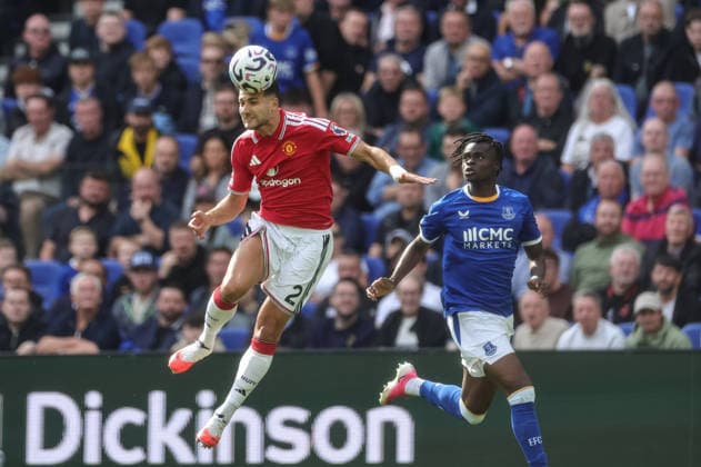 Premier League: Everton v Manchester United, ManU Diogo Dalot of Manchester United jumps up to win the high ball during the Premier League match Everton vs Manchester United at Hill Dickinson Stadium, Liverpool, United Kingdom on 06 September 2026 (Photo by Mark Cosgrove News Images) Liverpool Hill Dickinson Stadium Merseyside United Kingdom Copyright: xMarkxCosgrove NewsxImagesx