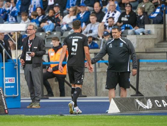 Fußball, Herren, Saison 2026 2027, 2. Bundesliga (4. Spieltag), Hertha BSC - 1. FC Magdeburg, v. l. Schiedsrichter Florian Exner (nicht im Bild9 zeigte Tobias Müller (1. FC Magdeburg) die Gelb-Rote Karte, 06.09.2026, *** Soccer, Men s, 2026–2027 Season, 2. Bundesliga, Matchday 4, Hertha BSC vs. 1. FC Magdeburg; from left: Referee Florian Exner (not pictured) showed Tobias Müller of 1. FC Magdeburg a yellow-red card, September 6, 2026, Copyright: xMatthiasxKochx