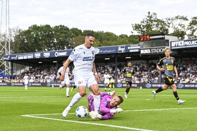 VELSEN - (lr) Rui Mendes of Telstar, SC Cambuur goalkeeper Thijs Jansen during the Dutch Eredivisie match between Telstar and Cambuur at the BUKO Stadium on September 6, 2026 in Velsen, the Netherlands. OLAF KRAAK ANP Eredivisie 2026 27 xVIxANPxSportx xxANPxIVx 567368960 originalFilename: 567368960.jpg