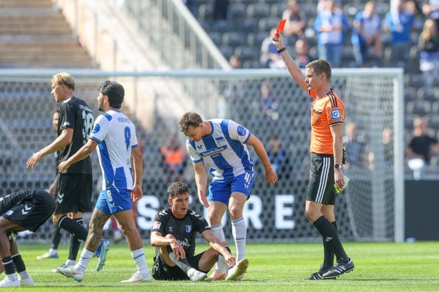 06.09.2026, xtgx, Fussball - 2.Bundesliga Hertha BSC Berlin - 1.FC Magdeburg emspor, v.l. Tobias Mueller (Magdeburg, 5) Rote Karte, Platzverweis, sent off (DFL DFB REGULATIONS PROHIBIT ANY USE OF PHOTOGRAPHS as IMAGE SEQUENCES and or QUASI-VIDEO) Berlin *** September 6, 2026, xtgx, Soccer, 2. Bundesliga: Hertha BSC Berlin 1, FC Magdeburg, emspor; from left: Tobias Mueller (Magdeburg), 5: Red card, sent off. DFL and DFB regulations prohibit any use of photographs as image sequences and or quasi-video. Berlin
