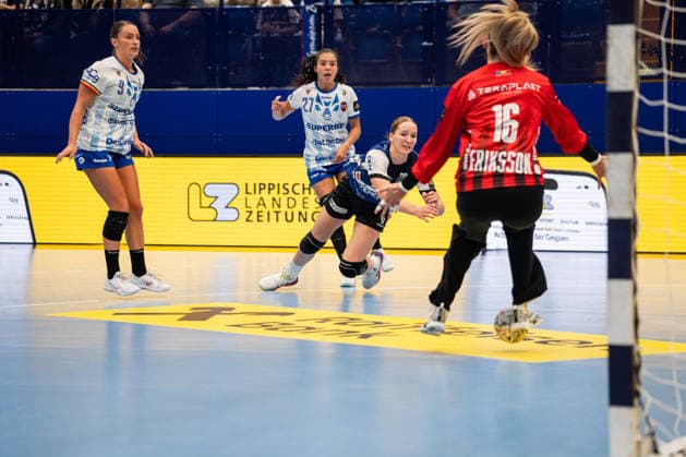 HSG Blomberg-Lippe (GER) vs. Gloria Bistrita (ROM), Handball, EHF Champions League Women, Gruppenphase, 6.9.2026, Saision 2026 2027, Lemgo Nieke Kuehne (HSG Blomberg-Lippe, 09) im Torwurf gegen Evelina Maria Louise Eriksson (Gloria Bistrita, 16) Lemgo Phoenix Contact Arena Deutschland
