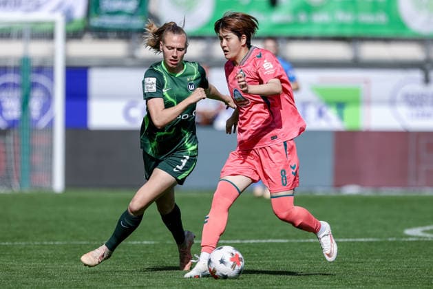v.li.: Lieske Carleer (VfL Wolfsburg, 3) und Mei Shimada (SV Werder Bremen, 8) im Zweikampf, Duell, Dynamik, Aktion, Action, Spielszene, DIE DFB-RICHTLINIEN UNTERSAGEN JEGLICHE NUTZUNG VON FOTOS ALS SEQUENZBILDER UND ODER VIDEOÄHNLICHE FOTOSTRECKEN. DFB REGULATIONS PROHIBIT ANY USE OF PHOTOGRAPHS AS IMAGE SEQUENCES AND OR QUASI-VIDEO., 06.09.2026, Wolfsburg (Deutschland), Fussball, Google Pixel Frauen-Bundesliga, VfL Wolfsburg - SV Werder Bremen *** v li Lieske Carleer (VfL Wolfsburg), 3, and Mei Shimada (SV Werder Bremen), 8, in a one-on-one, duel, dynamic moment, action, game scene, DFB REGULATIONS PROHIBIT ANY USE OF PHOTOGRAPHS AS SEQUENCE IMAGES AND OR VIDEO-LIKE PHOTO SERIES DFB REGULATIONS PROHIBIT ANY USE OF PHOTOGRAPHS AS SEQUENCE IMAGESENCES AND OR QUASI-VIDEO, 06 09 2026, Wolfsburg, Germany, Soccer, Google Pixel Women’s Bundesliga, VfL Wolfsburg vs. SV Werder Bremen xobx