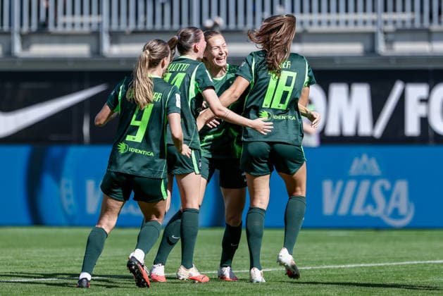 Spielerinnen vom VfL Wolfsburg mit Torjubel, Jubel, jubeln, jubelt, optimistisch, Spielszene, Highlight, Freude über das Tor zum 1:1, DIE DFB-RICHTLINIEN UNTERSAGEN JEGLICHE NUTZUNG VON FOTOS ALS SEQUENZBILDER UND ODER VIDEOÄHNLICHE FOTOSTRECKEN. DFB REGULATIONS PROHIBIT ANY USE OF PHOTOGRAPHS AS IMAGE SEQUENCES AND OR QUASI-VIDEO., 06.09.2026, Wolfsburg (Deutschland), Fussball, Google Pixel Frauen-Bundesliga, VfL Wolfsburg - SV Werder Bremen *** VfL Wolfsburg players celebrating a goal, cheering, jubilant, optimistic, game scene, highlight, joy over the goal that tied the score at 1-1, DFB REGULATIONS PROHIBIT ANY USE OF PHOTOGRAPHS AS SEQUENCE IMAGES AND OR VIDEO-LIKE PHOTO SERIES DFB REGULATIONS PROHIBIT ANY USE OF PHOTOGRAPHS AS IMAGE SEQUENCES AND OR QUASI-VIDEO, September 6, 2026, Wolfsburg, Germany, soccer, Google Pixel Women’s Bundesliga, VfL Wolfsburg vs. SV Werder Bremen xobx
