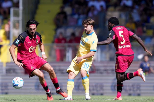 Venezia s Toni Fernandez Frosinone s Romano Schmid Venezia s Ridgeciano Haps during the Serie A EniLive soccer match between Frosinone and Venezia at the Frosinone Benito Stirpe stadium, Italy - Sunday, September 6, 2026 - Soccer ( Photo by Alfredo Falcone LaPresse )  Copyright: xAlfredoxFalcone LaPressex