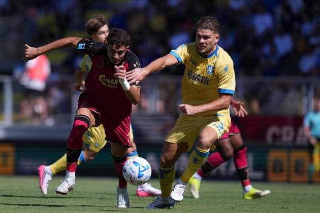 Venezia s Albion Rrahamani Frosinone s Gabriele Calvani during the Serie A EniLive soccer match between Frosinone and Venezia at the Frosinone Benito Stirpe stadium, Italy - Sunday, September 6, 2026 - Soccer ( Photo by Alfredo Falcone LaPresse )  Copyright: xAlfredoxFalcone LaPressex