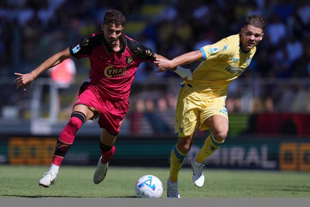 Venezia s Albion Rrahamani Frosinone s Gabriele Calvani during the Serie A EniLive soccer match between Frosinone and Venezia at the Frosinone Benito Stirpe stadium, Italy - Sunday, September 6, 2026 - Soccer ( Photo by Alfredo Falcone LaPresse )  Copyright: xAlfredoxFalcone LaPressex