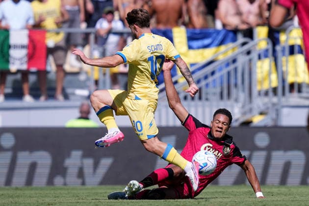 Frosinone s Romano Schmid Venezia s Joel Schingtienne during the Serie A EniLive soccer match between Frosinone and Venezia at the Frosinone Benito Stirpe stadium, Italy - Sunday, September 6, 2026 - Soccer ( Photo by Alfredo Falcone LaPresse )  Copyright: xAlfredoxFalcone LaPressex