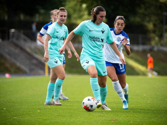 2. Frauen Bundesliga: FC Viktoria Berlin vs. SV Meppen; Berlin, 06.09.2026 Fußball, 2. Frauen Bundesliga: Antonia HALVERKAMPS (Viktoria Berlin 24) im Duell mit Genesis CASTRELLON (SV Meppen 17) während dem Spiel FC Viktoria Berlin vs. SV Meppen im Stadion Lichterfelde am September 6, 2026 in Berlin, Deutschland. *** Women s Bundesliga 2: FC Viktoria Berlin vs. SV Meppen Berlin, September 6, 2026 Soccer, Women s Bundesliga 2: Antonia HALVERKAMP of Viktoria Berlin (24) faces off against Genesis CASTRELLON of SV Meppen (17) during the match between FC Viktoria Berlin and SV Meppen at Lichterfelde Stadium on September 6, 2026 in Berlin, Germany Copyright: xBEAUTIFULxSPORTS Kuehnx