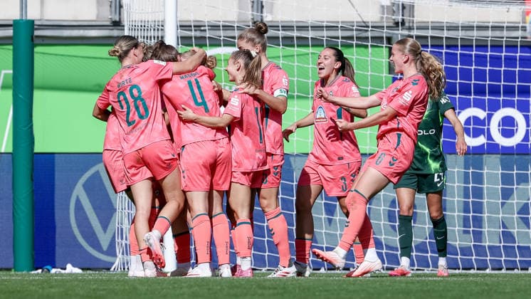 Spielerinnen des SV Werder Bremen mit Torjubel, Jubel, jubeln, jubelt, optimistisch, Spielszene, Highlight, Freude über das Tor zum 1:2, DIE DFB-RICHTLINIEN UNTERSAGEN JEGLICHE NUTZUNG VON FOTOS ALS SEQUENZBILDER UND ODER VIDEOÄHNLICHE FOTOSTRECKEN. DFB REGULATIONS PROHIBIT ANY USE OF PHOTOGRAPHS AS IMAGE SEQUENCES AND OR QUASI-VIDEO., 06.09.2026, Wolfsburg (Deutschland), Fussball, Google Pixel Frauen-Bundesliga, VfL Wolfsburg - SV Werder Bremen *** SV Werder Bremen players celebrating a goal, cheering, jubilant, optimistic, game scene, highlight, joy over the goal that made the score 1–2, DFB REGULATIONS PROHIBIT ANY USE OF PHOTOGRAPHS AS SEQUENCE IMAGES AND OR VIDEO-LIKE PHOTO SERIES DFB REGULATIONS PROHIBIT ANY USE OF PHOTOGRAPHS AS IMAGE SEQUENCES AND OR QUASI-VIDEO, September 6, 2026, Wolfsburg, Germany, soccer, Google Pixel Women’s Bundesliga, VfL Wolfsburg vs. SV Werder Bremen xobx