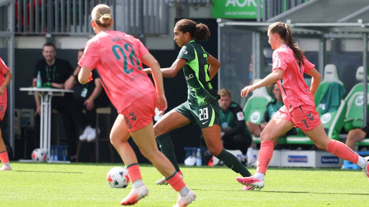 VfL vs. Brermen, BL Frauen Wolfsburg, 06.09.2026, Fußball, Frauen, Google Pixel Bundesliga, Saison 2026 2027, VfL Wolfsburg vs Werder Bremen: Cora Zicai (VfL Wolfsburg), Lili Purtscheller (Werder Bremen) AOK Stadion Niedersachsen Deutschland *** VfL vs. Bremen, Women s Bundesliga, Wolfsburg, September 6, 2026, Soccer, Women, Google Pixel Bundesliga, 2026–2027 Season, VfL Wolfsburg vs. Werder Bremen, Cora Zicai (VfL Wolfsburg), Lili Purtscheller (Werder Bremen), AOK Stadium, Lower Saxony, Germany