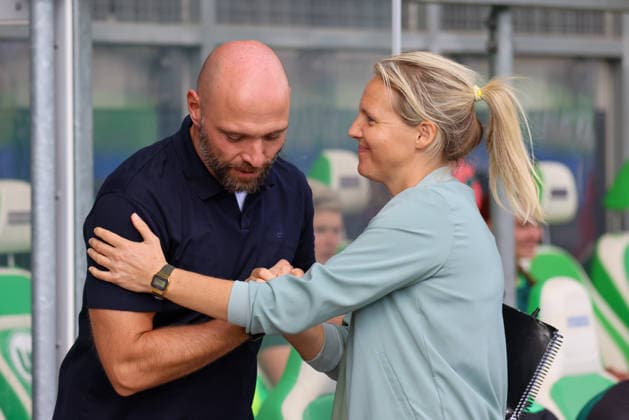Wolfsburg, Deutschland: 06.09.2026 - 1. Frauenbundesliga - 3. Spieltag - VfL Wolfsburg Frauen vs. Werder Bremen Im Bild: v.li. Cheftrainer Stephan Lerch (Wolfsburg) und Cheftrainerin Friederike Fritzi Kromp (Bremen) begrüßen sich vor der Partie *** Wolfsburg, Germany, September 6, 2026 – Women’s Bundesliga, Matchday 3: VfL Wolfsburg Women vs. Werder Bremen. Pictured from left: Wolfsburg head coach Stephan Lerch and Bremen head coach Friederike Fritzi Kromp greet each other before the game. Copyright: HMBxMedia MadeleinexFantini
