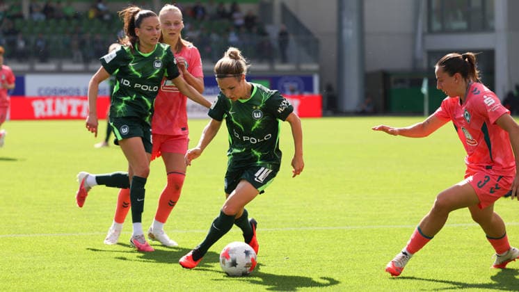 VfL vs. Brermen, BL Frauen Wolfsburg, 06.09.2026, Fußball, Frauen, Google Pixel Bundesliga, Saison 2026 2027, VfL Wolfsburg vs Werder Bremen: Svenja Huth (VfL Wolfsburg), Wiktoria Zieniewicz (Werder Bremen) AOK Stadion Niedersachsen Deutschland *** VfL vs. Bremen, Women s Bundesliga, Wolfsburg, September 6, 2026, Soccer, Women, Google Pixel Bundesliga, 2026–2027 Season, VfL Wolfsburg vs. Werder Bremen: Svenja Huth (VfL Wolfsburg), Wiktoria Zieniewicz (Werder Bremen), AOK Stadium, Lower Saxony, Germany