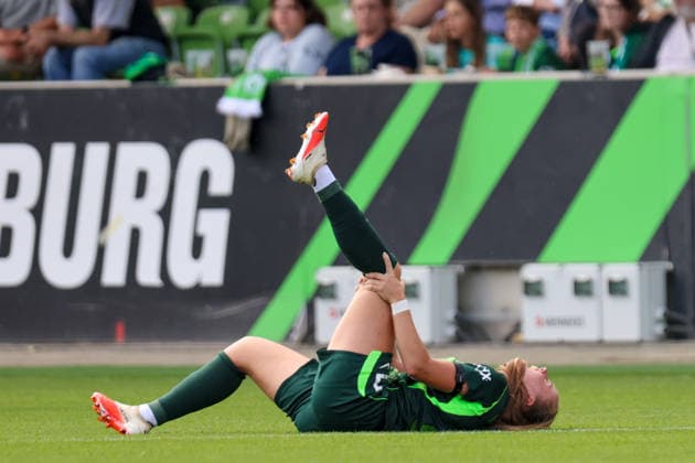 Wolfsburg, Deutschland: 06.09.2026 - 1. Frauenbundesliga - 3. Spieltag - VfL Wolfsburg Frauen vs. Werder Bremen Im Bild: Lou Bogaert (Wolfsburg) verletzt sich am Knie und muss ärztlich behandelt werden *** Wolfsburg, Germany, September 6, 2026, Women s Bundesliga Matchday 3: VfL Wolfsburg Women vs. Werder Bremen. Pictured: Lou Bogaert of Wolfsburg injures her knee and requires medical attention. Copyright: HMBxMedia MadeleinexFantini