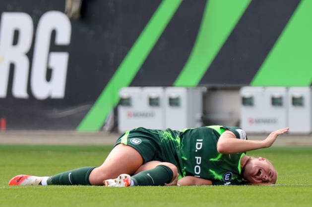 Wolfsburg, Deutschland: 06.09.2026 - 1. Frauenbundesliga - 3. Spieltag - VfL Wolfsburg Frauen vs. Werder Bremen Im Bild: Lou Bogaert (Wolfsburg) verletzt sich am Knie und muss ärztlich behandelt werden *** Wolfsburg, Germany, September 6, 2026, Women s Bundesliga Matchday 3: VfL Wolfsburg Women vs. Werder Bremen. Pictured: Lou Bogaert of Wolfsburg injures her knee and requires medical attention. Copyright: HMBxMedia MadeleinexFantini