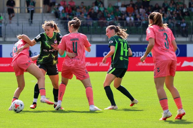 Wolfsburg, Deutschland: 06.09.2026 - 1. Frauenbundesliga - 3. Spieltag - VfL Wolfsburg Frauen vs. Werder Bremen Im Bild: v.li. im Zweikampf Juliane Wirtz (Bremen), Lara Prasnikar (Wolfsburg), Julia Magerl (Bremen) und Smilla Vallotto (Wolfsburg) *** Wolfsburg, Germany, September 6, 2026, Women s Bundesliga, Matchday 3: VfL Wolfsburg Women vs. Werder Bremen. Pictured, from left to right, in a tackle: Juliane Wirtz (Bremen), Lara Prasnikar (Wolfsburg), Julia Magerl (Bremen), and Smilla Vallotto (Wolfsburg) Copyright: HMBxMedia MadeleinexFantini