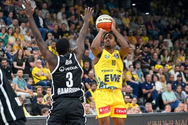 Nate Johnson (EWE BAskets Oldenburg, 10) wirft gegen Osario Rich (Veolia Towers HHamburg, 03) EWE Baskets Oldenburg vs. Veolia Towers Hamburg, Testspiel, Saison 2026 2027, 06.09.2026, EWE Baskets Oldenburg vs. Veolia Towers Hamburg, Testspiel, Saison 2026 2027, 06.09.2026 Oldenburg Copyright: xEibner-Pressefoto RobertxGertzenx EP_RGN