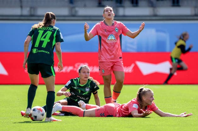Wolfsburg, Deutschland: 06.09.2026 - 1. Frauenbundesliga - 3. Spieltag - VfL Wolfsburg Frauen vs. Werder Bremen Im Bild: v.li. im Zweikampf Smilla Vallotto (Wolfsburg), Joelle Wesemeyer (Wolfsburg), Isabella Jaron (Wolfsburg),auf dem Spielfeld liegend, und Wiktoria Zieniewicz (Bremen) *** Wolfsburg, Germany, September 6, 2026, Women s Bundesliga Matchday 3: VfL Wolfsburg Women vs. Werder Bremen. Pictured from left, in a tackle: Smilla Vallotto (Wolfsburg) and Joelle Wesemeyer (Wolfsburg), Isabella Jaron (Wolfsburg), lying on the field, and Wiktoria Zieniewicz (Bremen) Copyright: HMBxMedia MadeleinexFantini