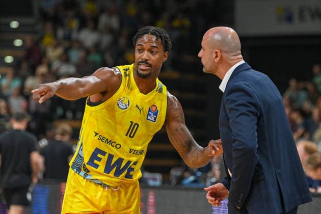 Nate Johnson (EWE Baskets Oldenburg, 10) und Milenko BogiÄ‡eviÄ‡ (EWE Baskets Oldenburg, Coach) EWE Baskets Oldenburg vs. Veolia Towers Hamburg, Testspiel, Saison 2026 2027, 06.09.2026, EWE Baskets Oldenburg vs. Veolia Towers Hamburg, Testspiel, Saison 2026 2027, 06.09.2026 Oldenburg Copyright: xEibner-Pressefoto RobertxGertzenx EP_RGN
