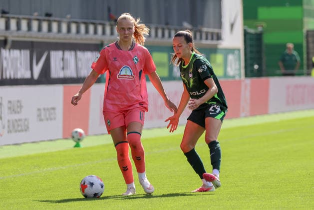 Wolfsburg, Deutschland: 06.09.2026 - 1. Frauenbundesliga - 3. Spieltag - VfL Wolfsburg Frauen vs. Werder Bremen Im Bild: v.li. im Zweikampf Isabella Jaron (Bremen) und Joelle Wedemeyer (Wolfsburg) *** Wolfsburg, Germany, September 6, 2026, Women s Bundesliga, Matchday 3: VfL Wolfsburg Women vs. Werder Bremen. Pictured, from left, in a tackle: Isabella Jaron (Bremen) and Joelle Wedemeyer (Wolfsburg) Copyright: HMBxMedia MadeleinexFantini